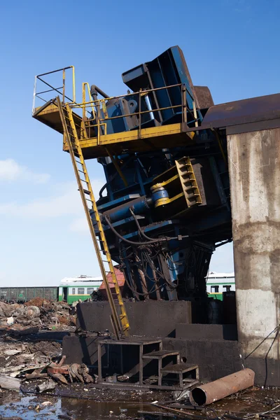 Metal press machine on at the scrap metal junkyard — Stock Photo, Image