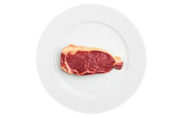 Carne fresca marmorizzata su un piatto, isolata su bianco — Foto Stock