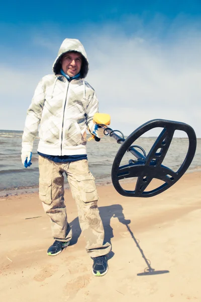 Man using a metal detector — Stock Photo, Image