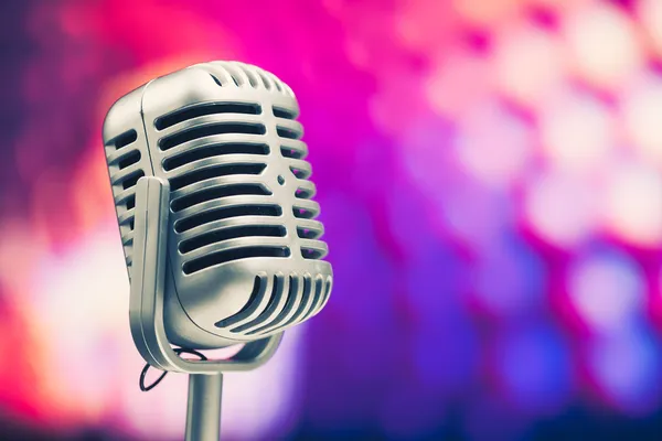Retro mikrofon na fialovém pozadí — Stock fotografie
