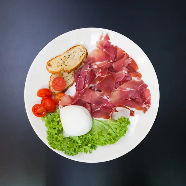 Fleischteller mit Mozzarella — Stockfoto