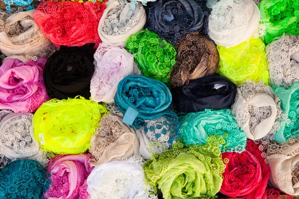 Multitud de ropa de color retorcido — Foto de Stock