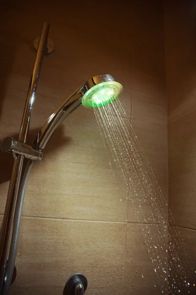 Освещающий душ с текущей водой — стоковое фото