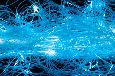 Mavi ışıklı fiber optik kablolar soyut
