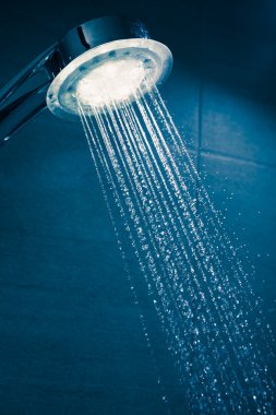 su akışı ile ferahlatıcı duş