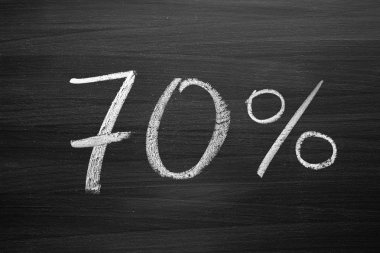 yüzde 70 üstbilgisi ile bir Tebeşir tahtaya yazılan