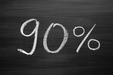 yüzde 90 üstbilgisi ile bir Tebeşir tahtaya yazılan