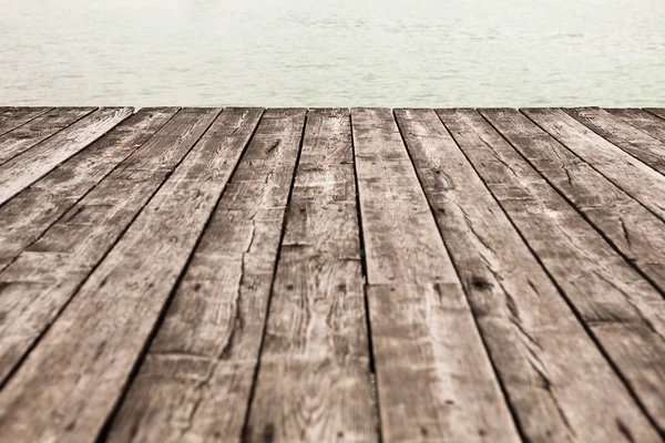 Pozadí ve věku dřevěné molo s vodou — Stock fotografie