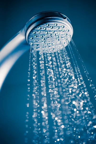Освежающий душ с водяным потоком — стоковое фото