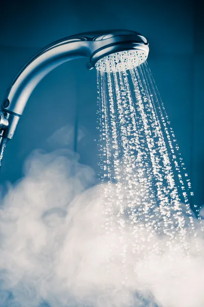 Douche contrastée avec jet d'eau — Photo