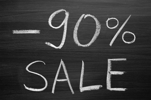 90-procentig försäljning titel skriven med en krita på svarta tavlan — Stockfoto