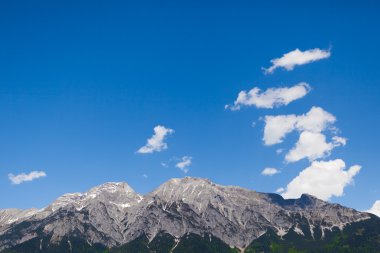 Alpler ve mavi gökyüzü arka plan