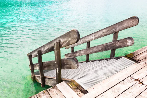 Barandilla de madera del muelle con agua — Foto de Stock