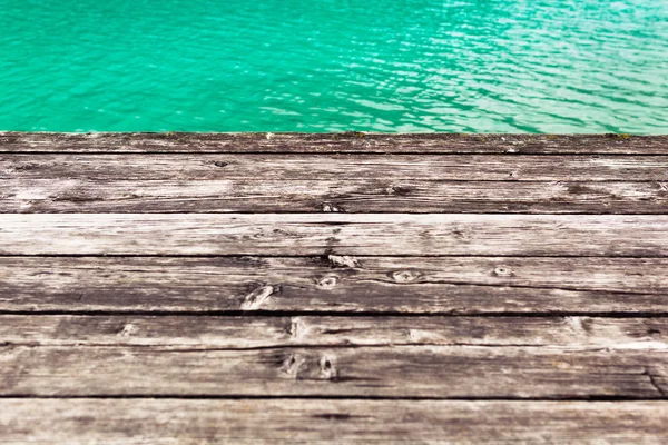 Fondo del muelle de madera envejecida con agua — Foto de Stock