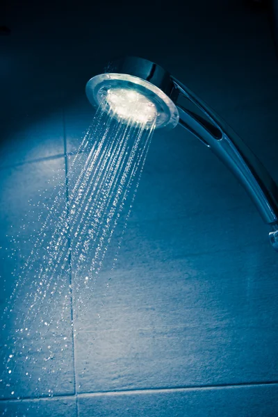 Refrescante ducha con chorro de agua — Foto de Stock