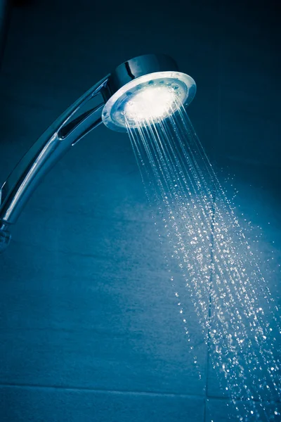 Refrescante ducha con chorro de agua — Foto de Stock