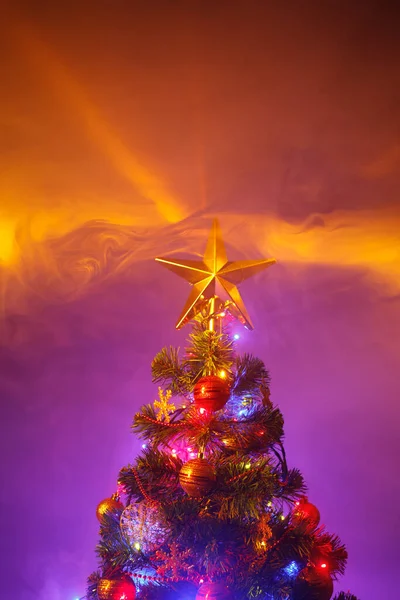 Árvore Natal Com Luzes Festivas Fundo Roxo Com Fumaça — Fotografia de Stock