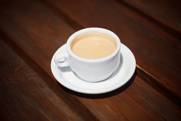 Чашка кофе на деревянной поверхности — стоковое фото