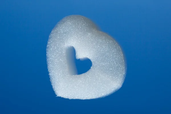 Astratto simbolo di cuore a forma di schiuma su sfondo cielo blu — Foto Stock