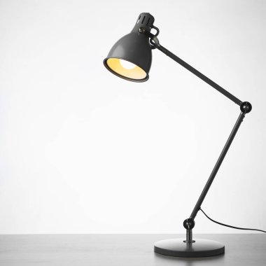 Masadaki lamba, beyaz arka plan.