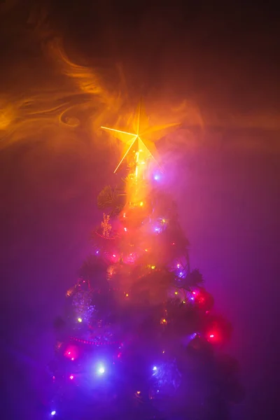 Vánoční Stromek Zářící Hvězdou Hustým Kouřem — Stock fotografie