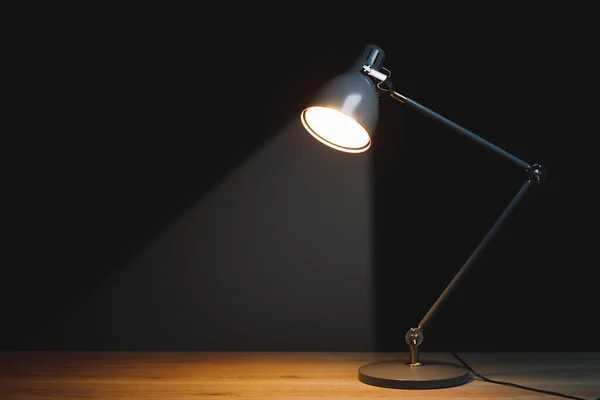 Настільна Лампа Прожектором Чорний Фон Копіювальним Простором — стокове фото