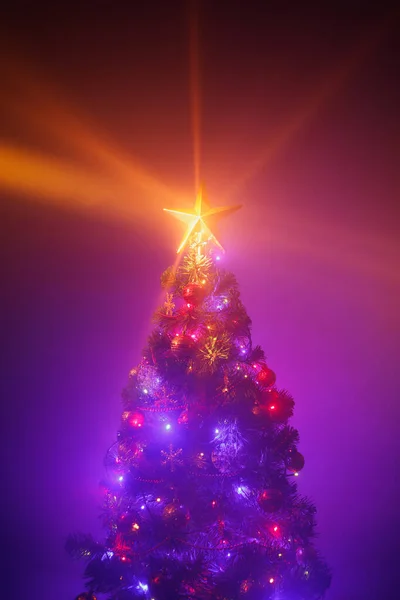 圣诞树 灯火通明 紫色背景 雾气弥漫 — 图库照片