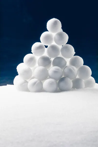 Sneeuwballen Hoop Donkerblauwe Achtergrond — Stockfoto