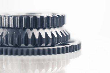 beyaz arkaplanda çeliği döndürür