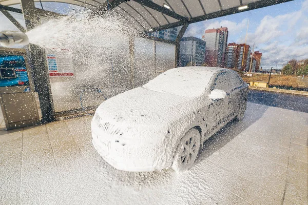 膨大な泡でセルフサービスの車の洗浄 — ストック写真
