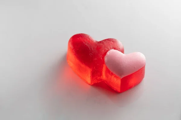 Kalp Şeklinde Yapımı Sabun Beyaz Arkaplan — Stok fotoğraf