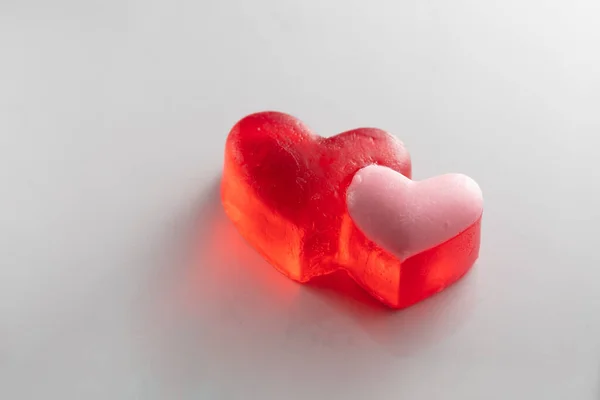 Sapone Fatto Mano Con Forma Cuore Sfondo Bianco — Foto Stock