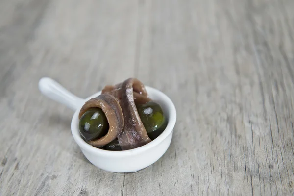 Snack gemaakt van ansjovis en olijven — Stockfoto