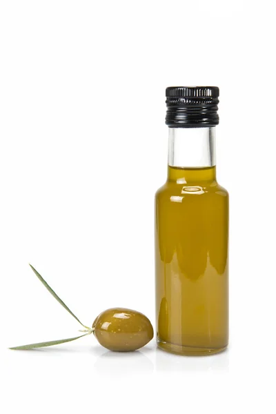 Jeden z oliwek i butelkę oleju — Zdjęcie stockowe