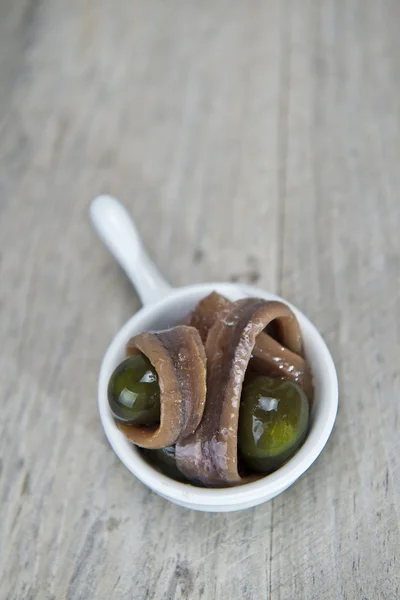 Lanche feito de anchovas e azeitonas — Fotografia de Stock