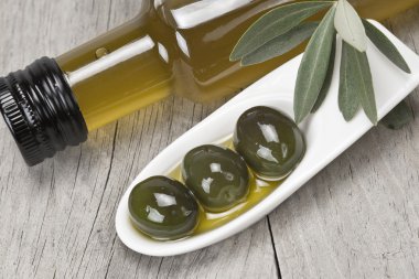 zeytinyağı ve zeytin ahşap yüzeye