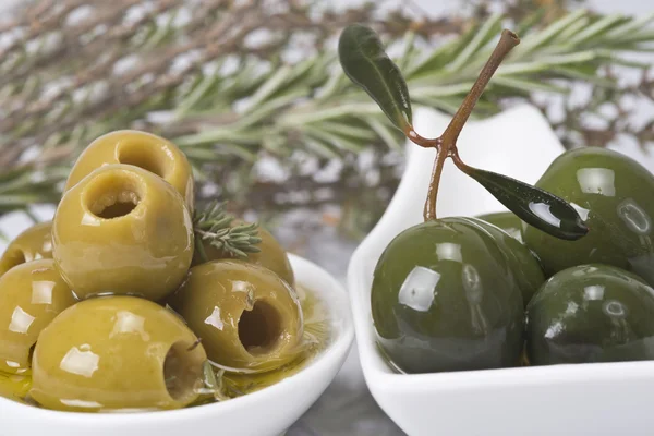 Olives et herbes aromatiques — Photo