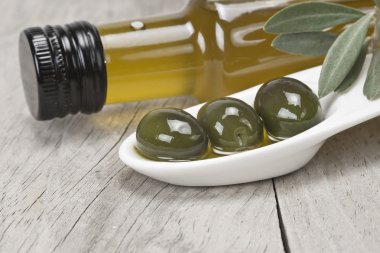 sızma zeytinyağı ve yeşil zeytin