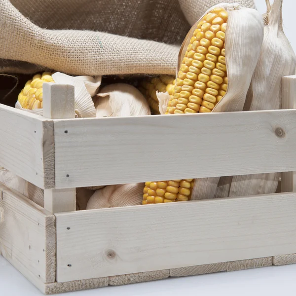 トウモロコシの耳を持つ木製の箱 — ストック写真