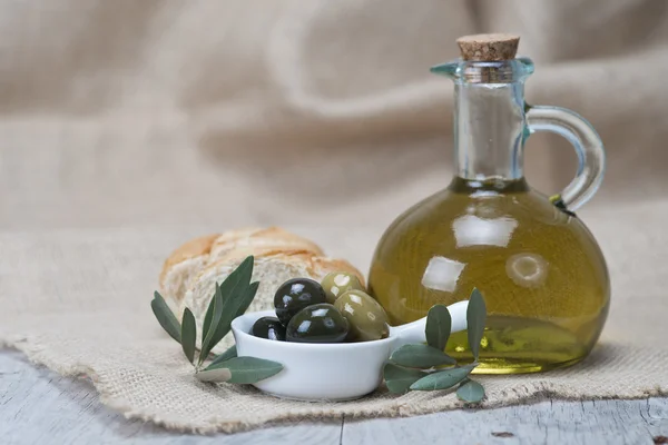 Оливкова олія з оливками та хлібом — стокове фото