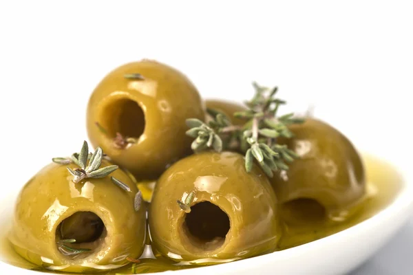 Olives dénoyautées sur fond blanc — Photo