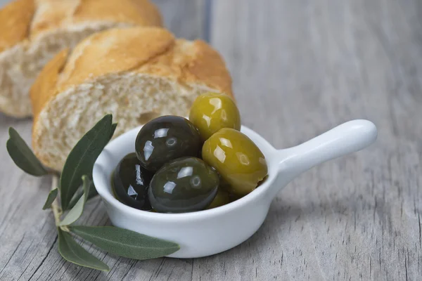 Olives and bread — Stock Photo, Image