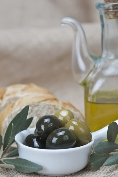 Olivenöl mit Oliven und Brot — Stockfoto