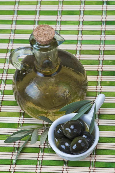 Virgin olive oil on a bamboo mat — Stock Photo, Image