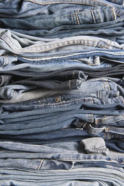 Pilha de jeans diferentes velhos desgastados azul — Fotografia de Stock