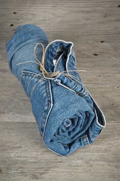 Düzenlenmiş bir piramit jeans haddelenmiş — Stok fotoğraf