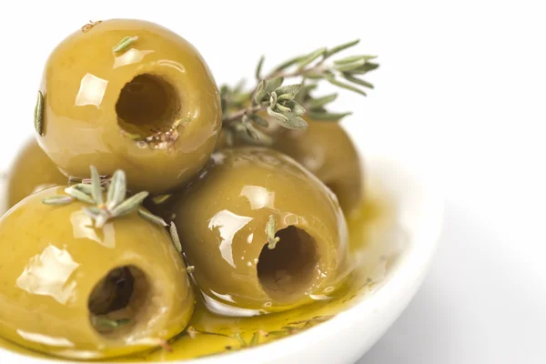 Olives dénoyautées sur fond blanc — Photo