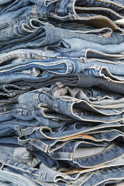 Stos różnych starych noszenia jeansów — Zdjęcie stockowe