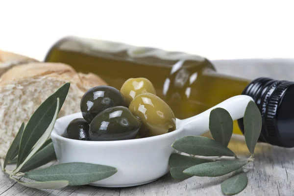 Olive con olio e pane — Foto Stock