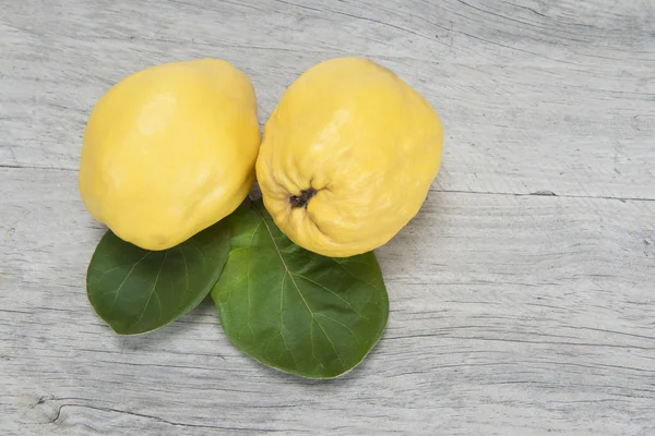 Quinces sobre madera — Foto de Stock